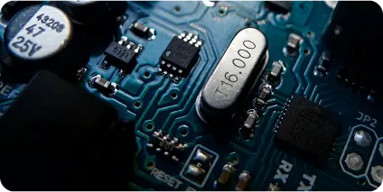 krystaly s frekvencí 32 768 kHz dostupné skladem